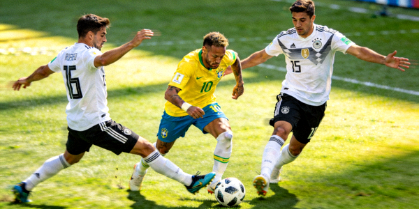 巴西队内马尔带球突破德国队防守的激烈场面