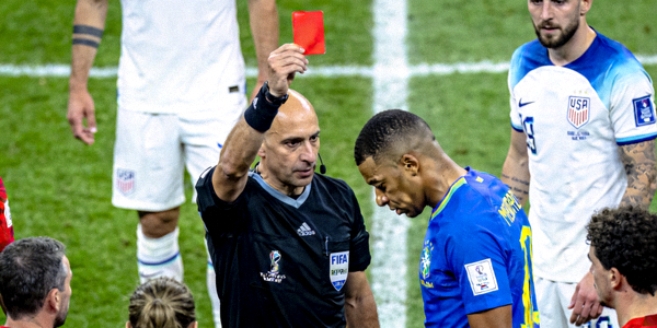 世界杯裁判向球员出示红牌的严肃时刻